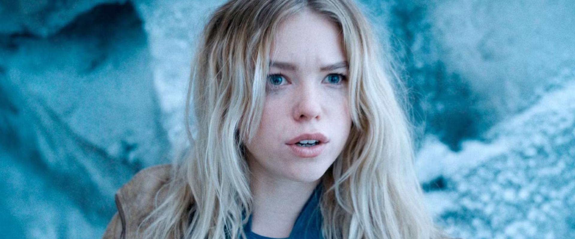 Milly Alcock kócosan és lestrapáltan érkezett meg az új DCU-ba