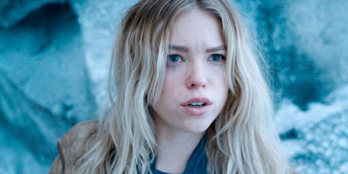 Film és Sorozat - Milly Alcock kócosan és lestrapáltan érkezett meg az új DCU-ba