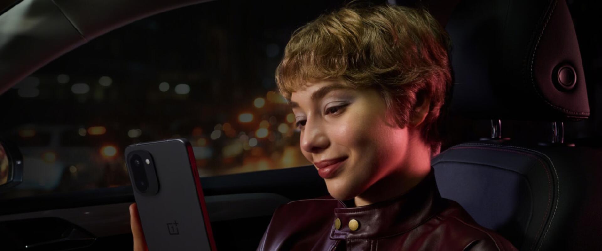 Itthon is kapható lesz a OnePlus új csúcsmobilja, a 15R