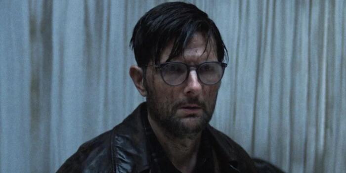 Film és Sorozat - Adam Scott egy ősi boszorkánnyal néz szembe a Hokum első kedvcsináló előzetesében