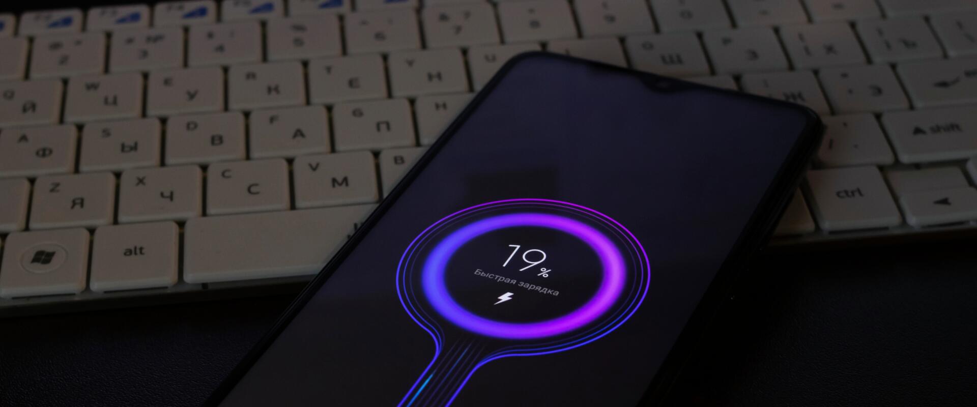 Vékony test, óriási aksi: új csodamobilt villanthat a Xiaomi