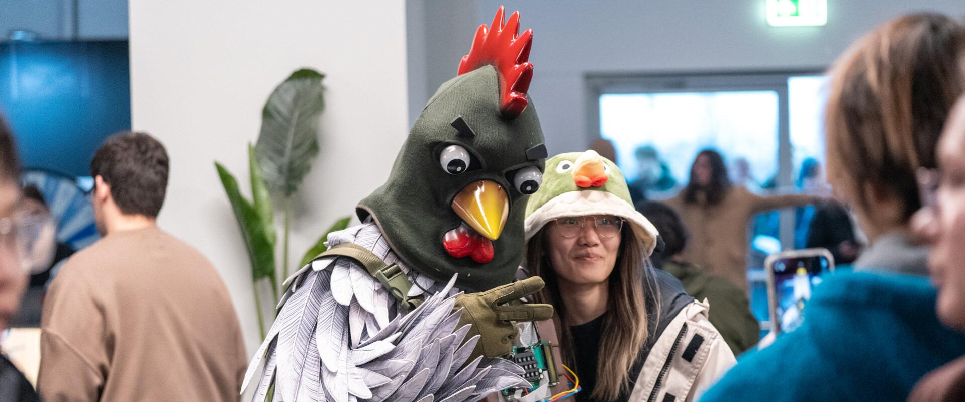 Kakas, lángok és Counter-Strike - Képeken a StarLadder Budapest Major