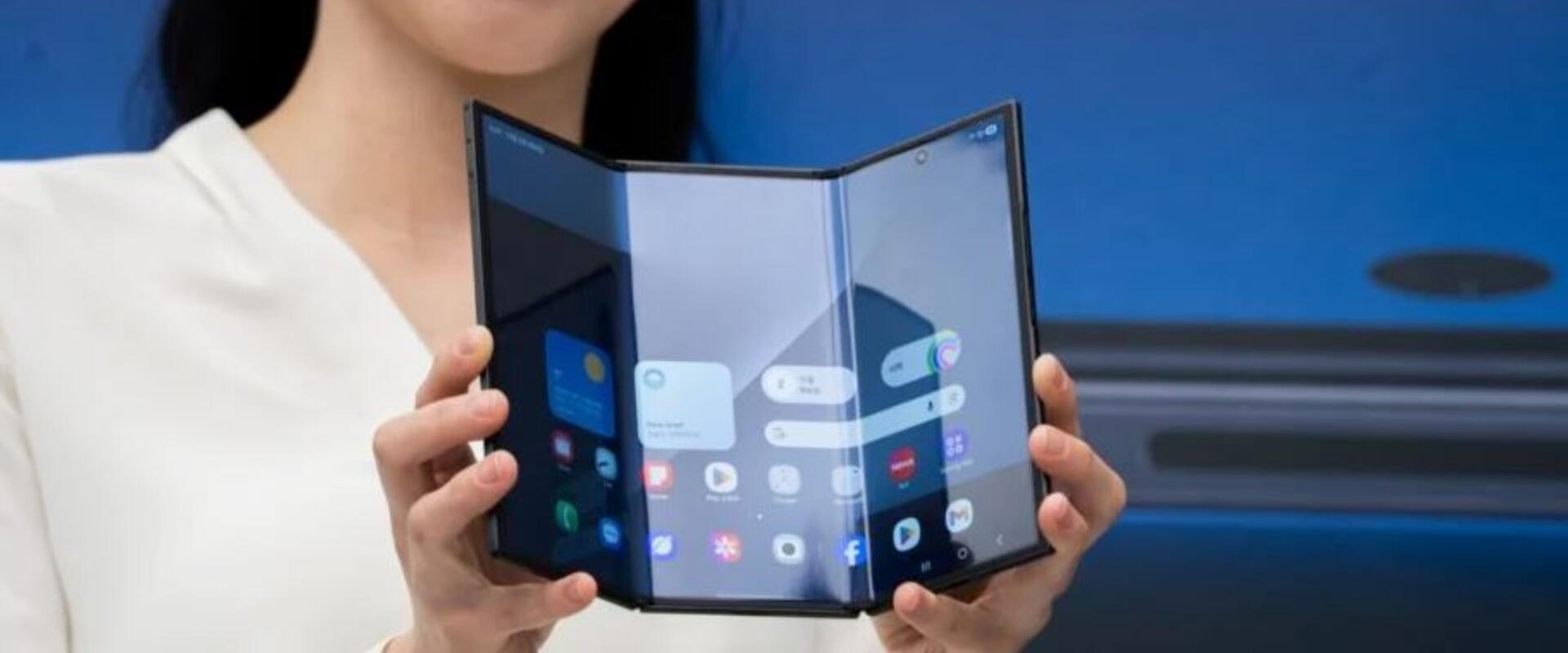 Már megint pillanatok alatt elkapkodták a Samsung háromba hajtható telefonját