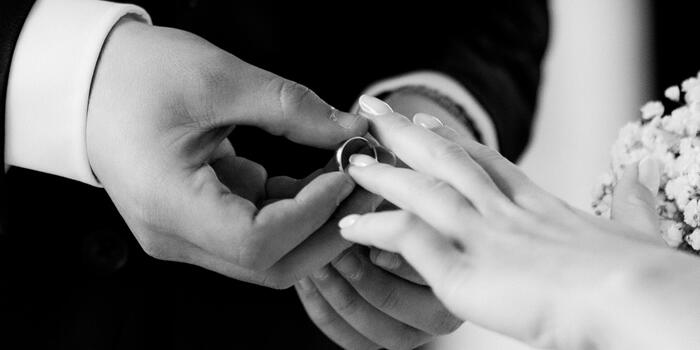 Üzlet - A tökéletes esküvői meghívó és a jegyesfotózás titkai