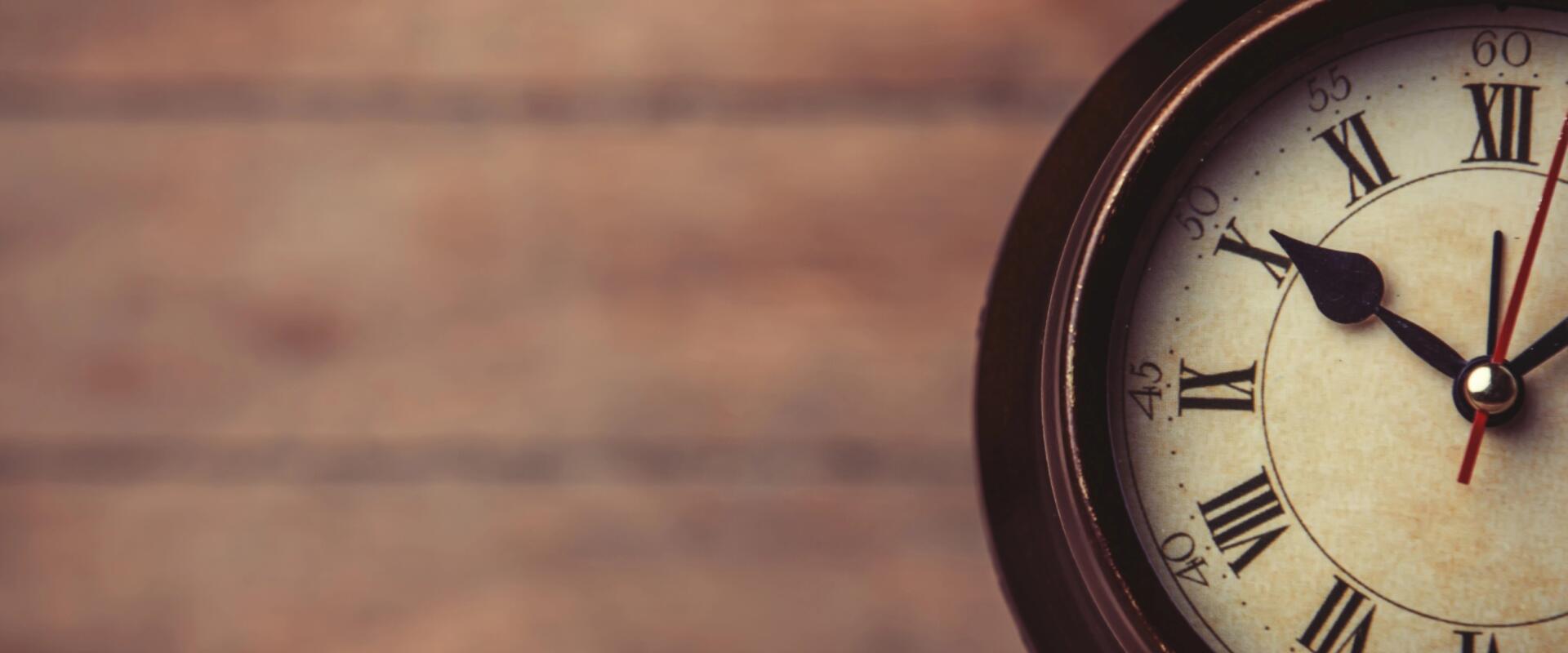 A telefontilalom miatt derült ki, hogy a diákok nem tudnak hagyományos órát olvasni