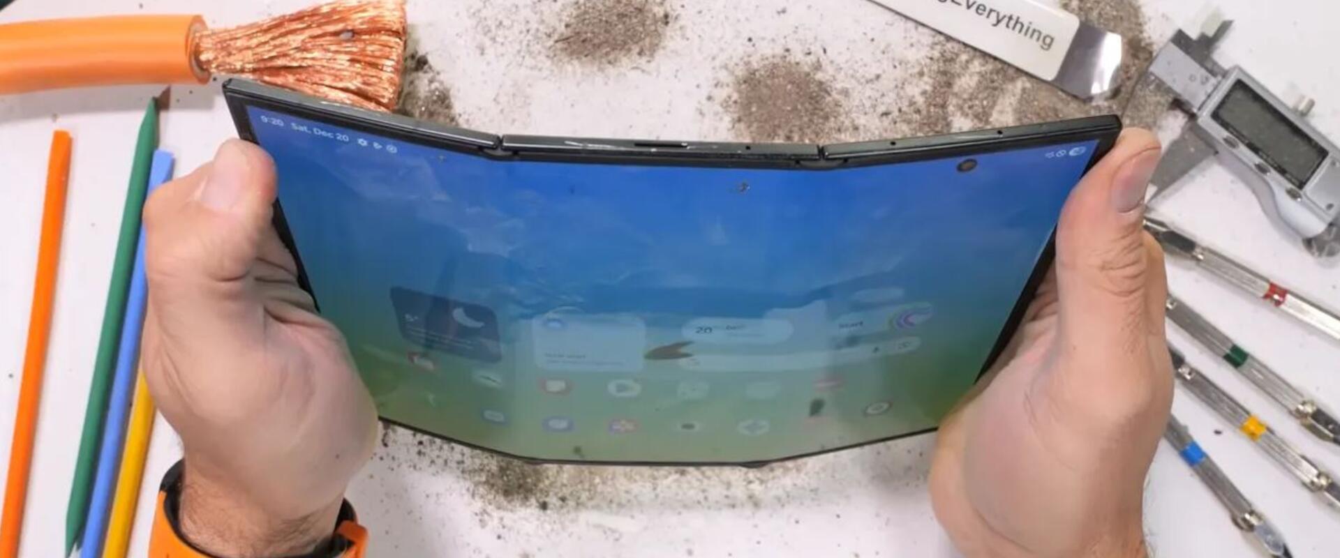 Csúnyán elhasalt a törésteszten a Samsung új, hajlítható telefonja