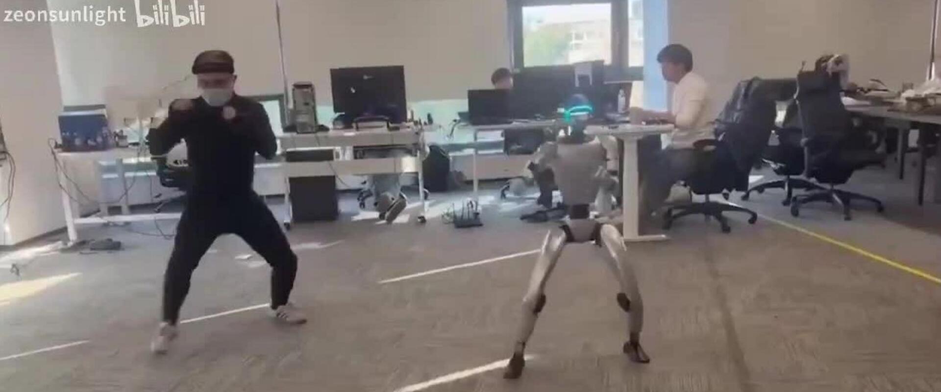 Ágyékon rúgta a kezelőjét egy kínai robot – videó