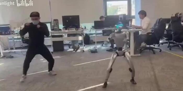 Gaming - Ágyékon rúgta a kezelőjét egy kínai robot – videó