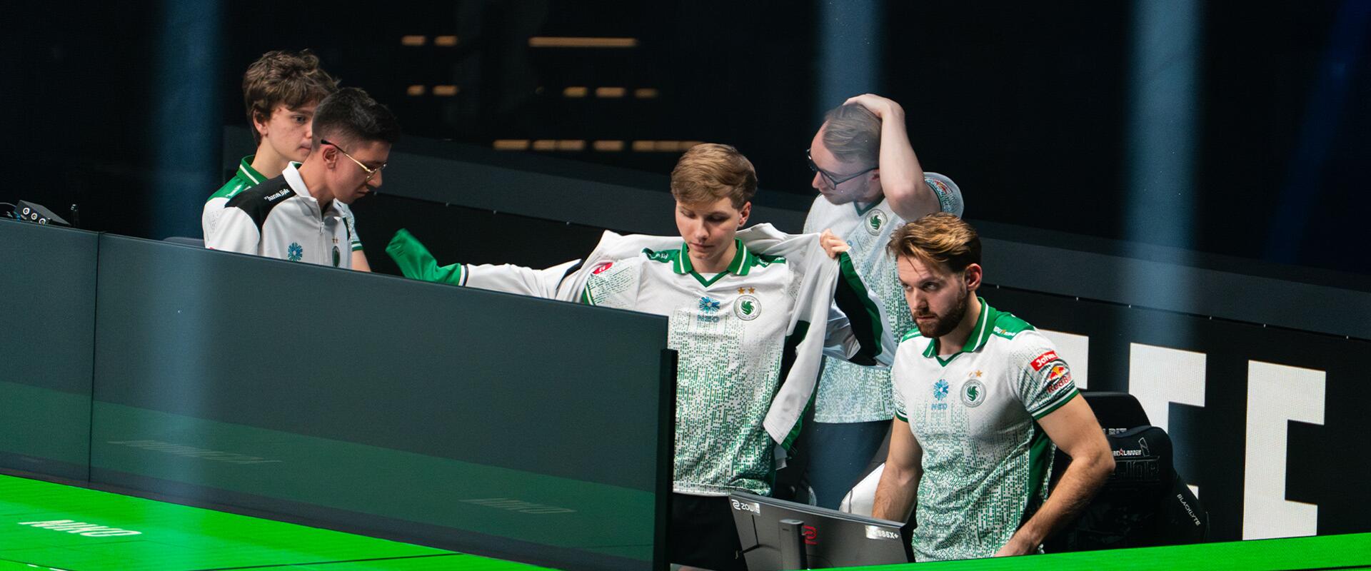 m0NESY letette a voksát, elárulta, hogy ki lesz 2025 legjobb játékosa donk és ZywOo közül