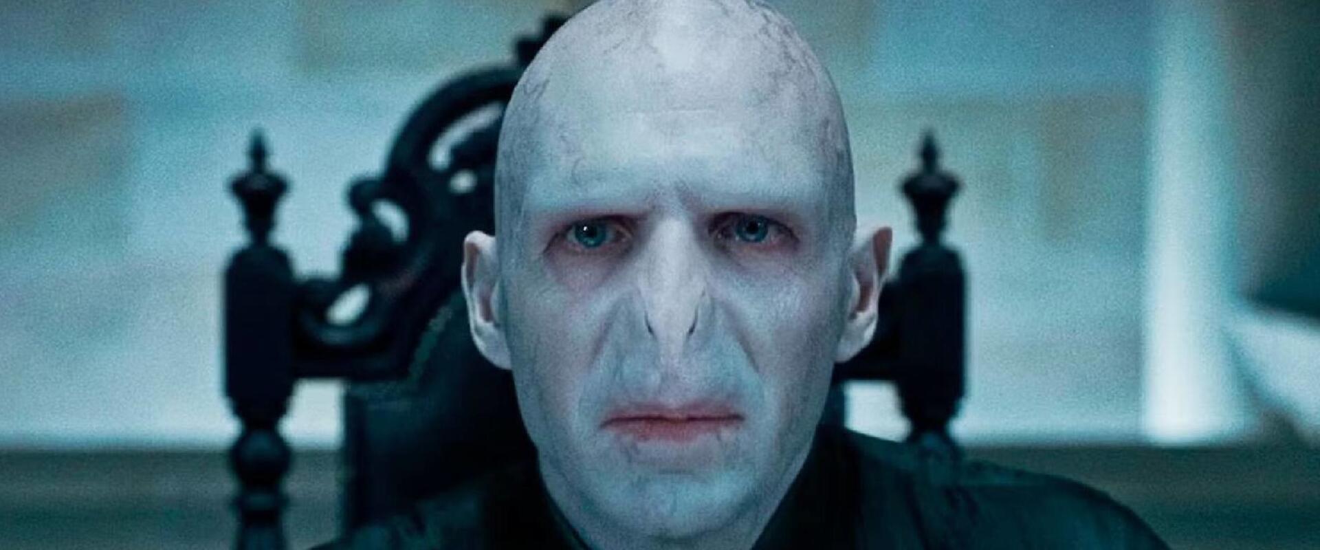 Ralph Fiennes elspoilerezte, hogy ki lesz az új Voldemort?