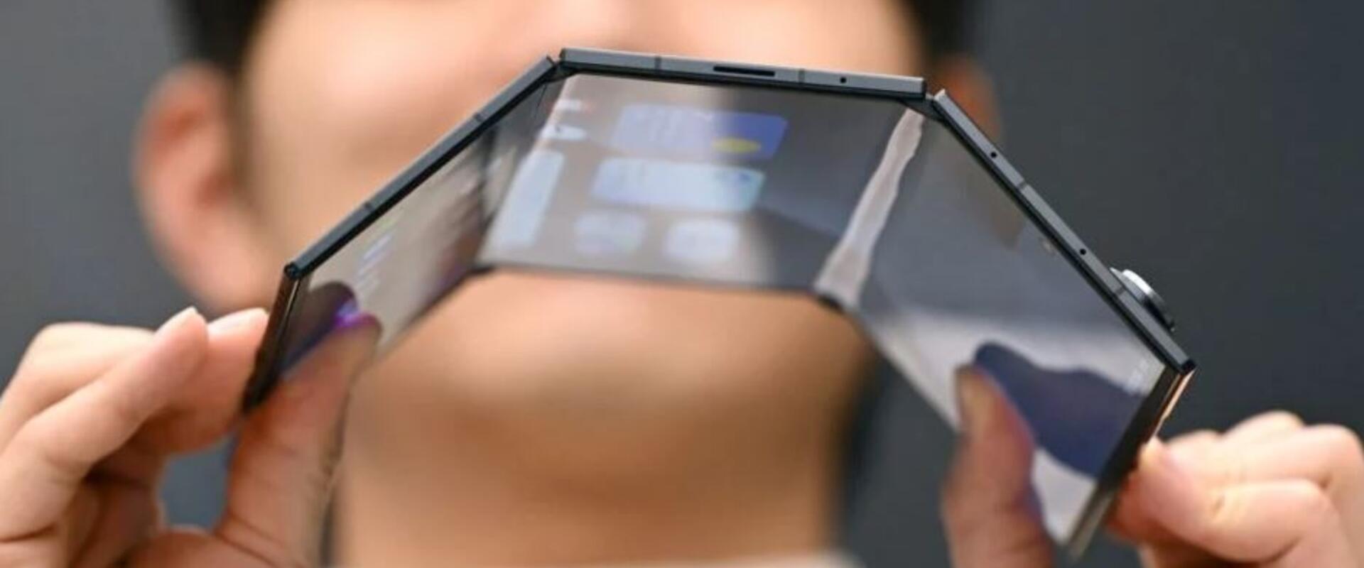 Kicsit drága lett a Samsung háromba hajtható telefonja... kicsit