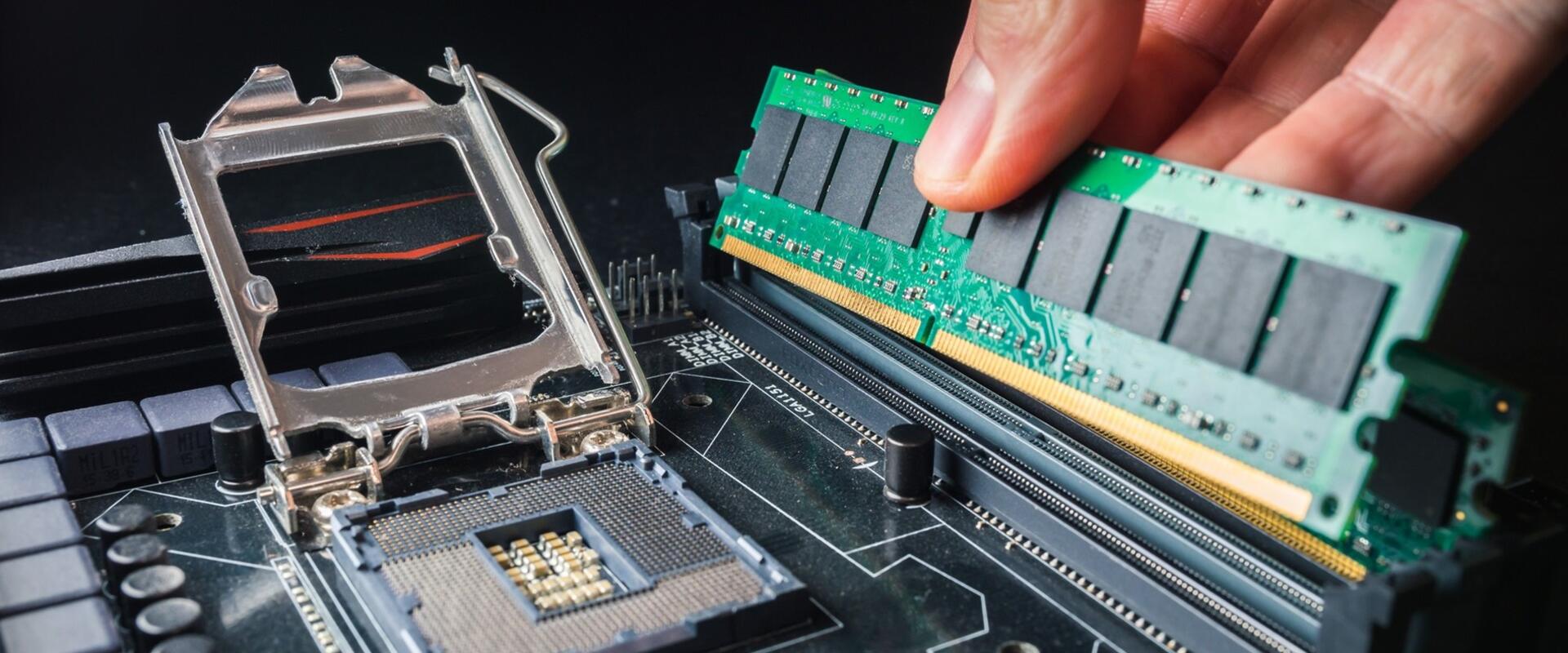 Elképesztő, de egyesek a kiállított PC-kből is kiszedik a memóriát!