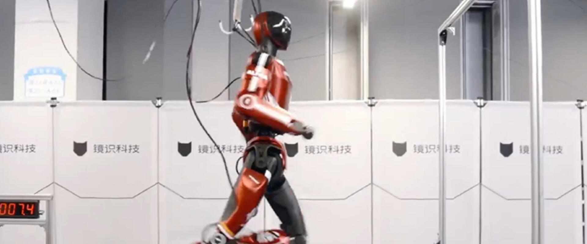 Ő itt Bolt, a humanoid robot, aki elől aligha futsz el