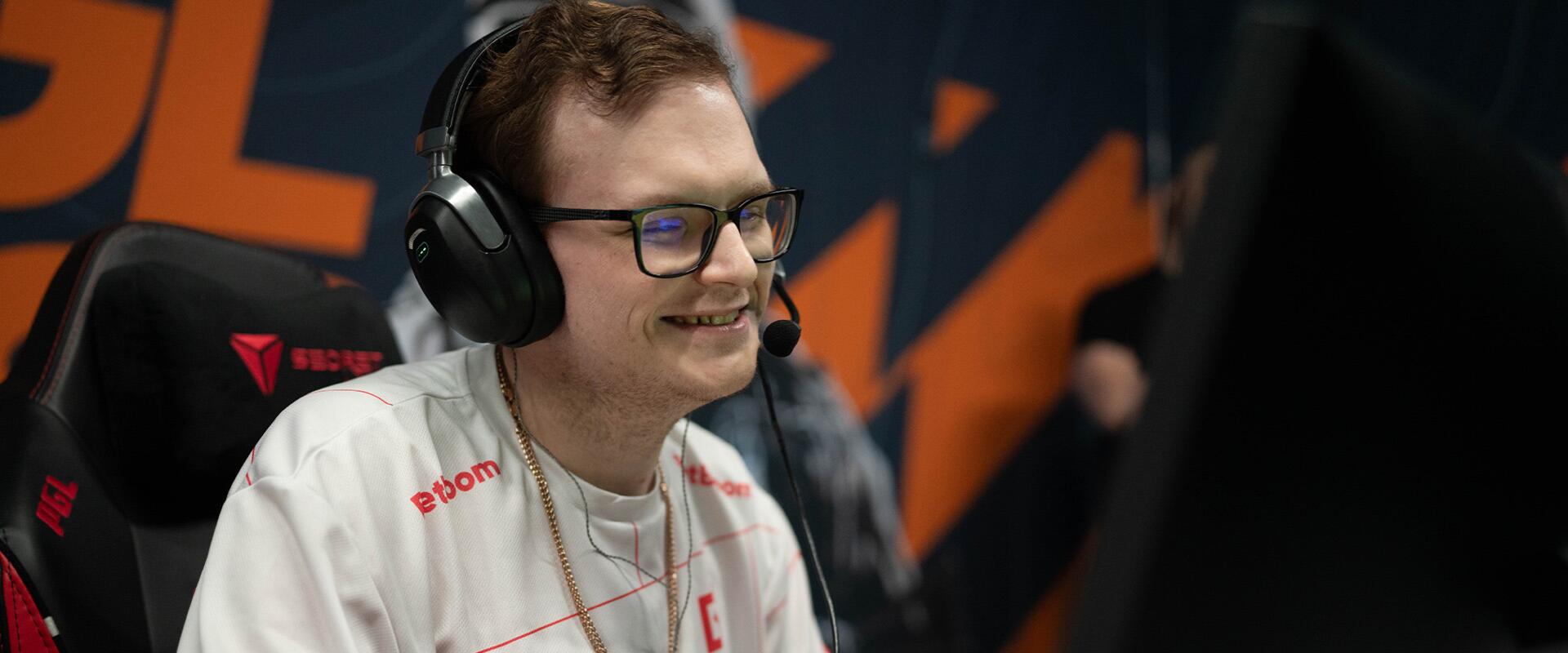 Valentin-napi videóban elmélkedik Boombl4 a barátnők karrierre gyakorolt hatásáról