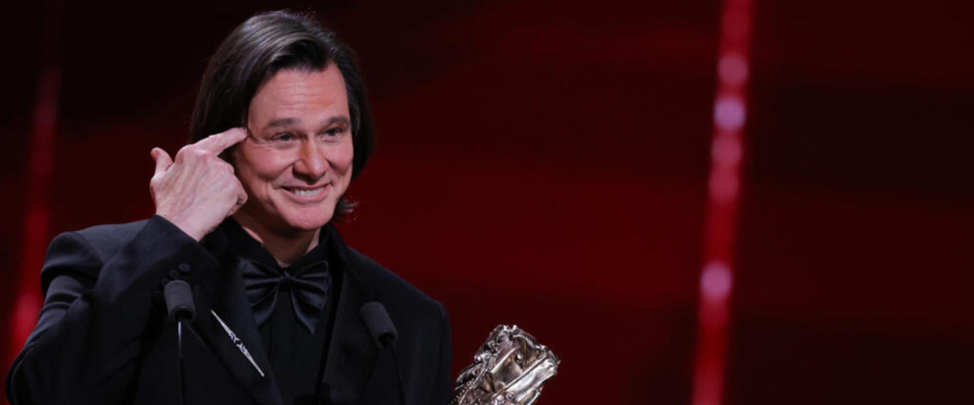 Áll a báll Jim Carrey nyilvános szereplése körül, elszabadultak a konteók