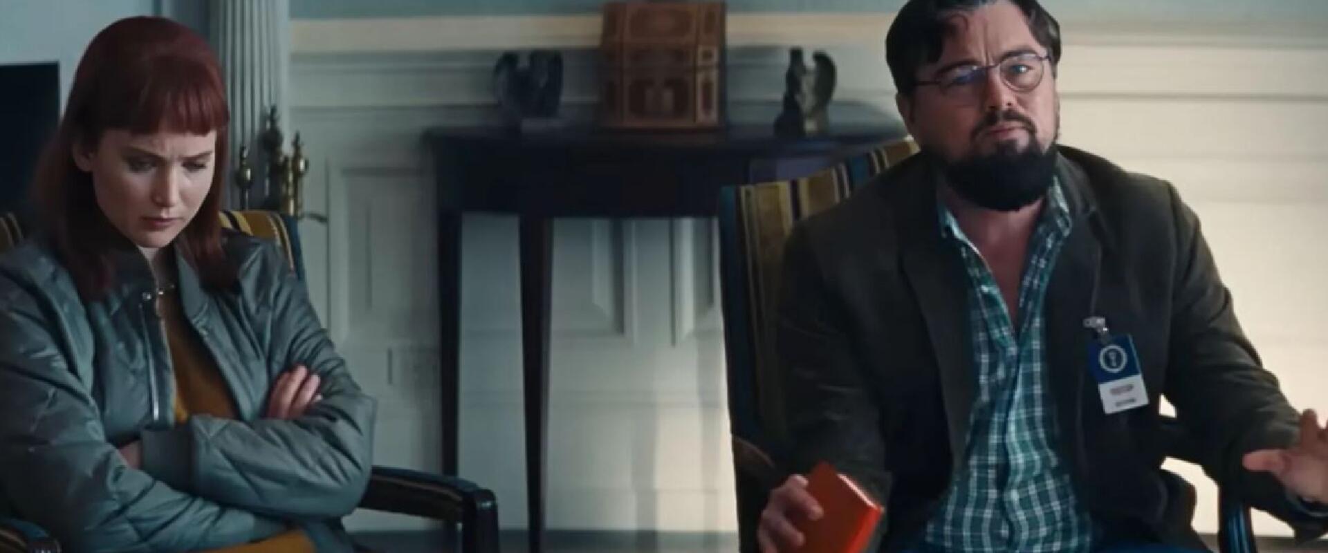 Befutott az első fotó a What Happens at Night-hoz, nem könnyű rajta felismerni DiCapriót