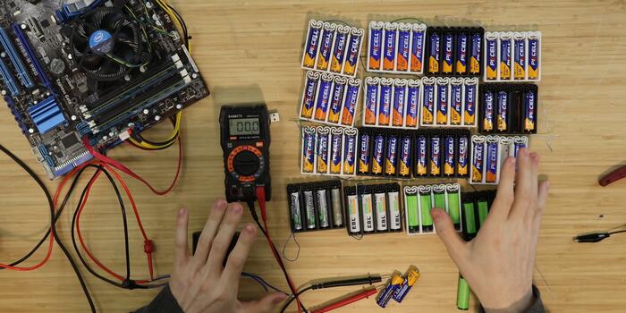 Gaming - Ceruzaelemekről keltettek életre egy számítógépet – 33 percig bírta a világ legfurcsább PC-je