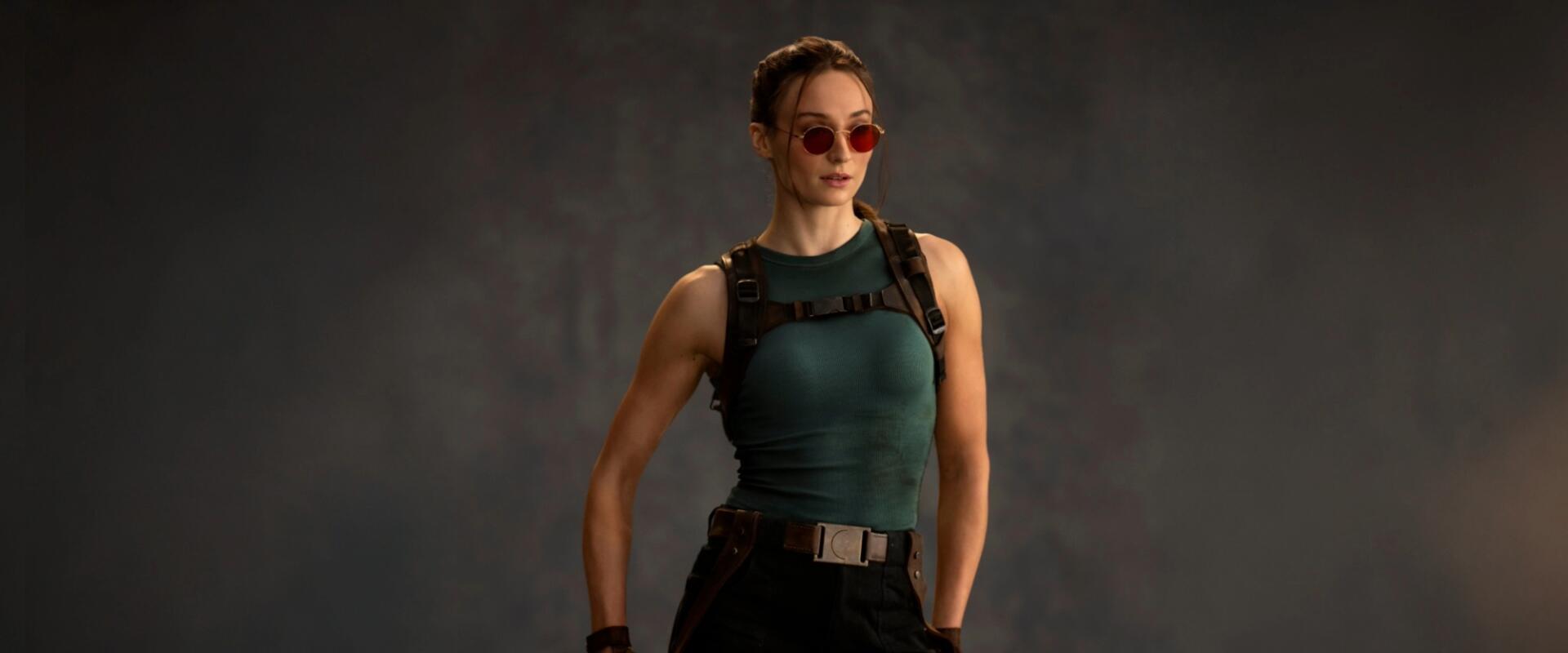 Sophie Turner akciózik a Tomb Raider-sorozat új forgatási videójában is