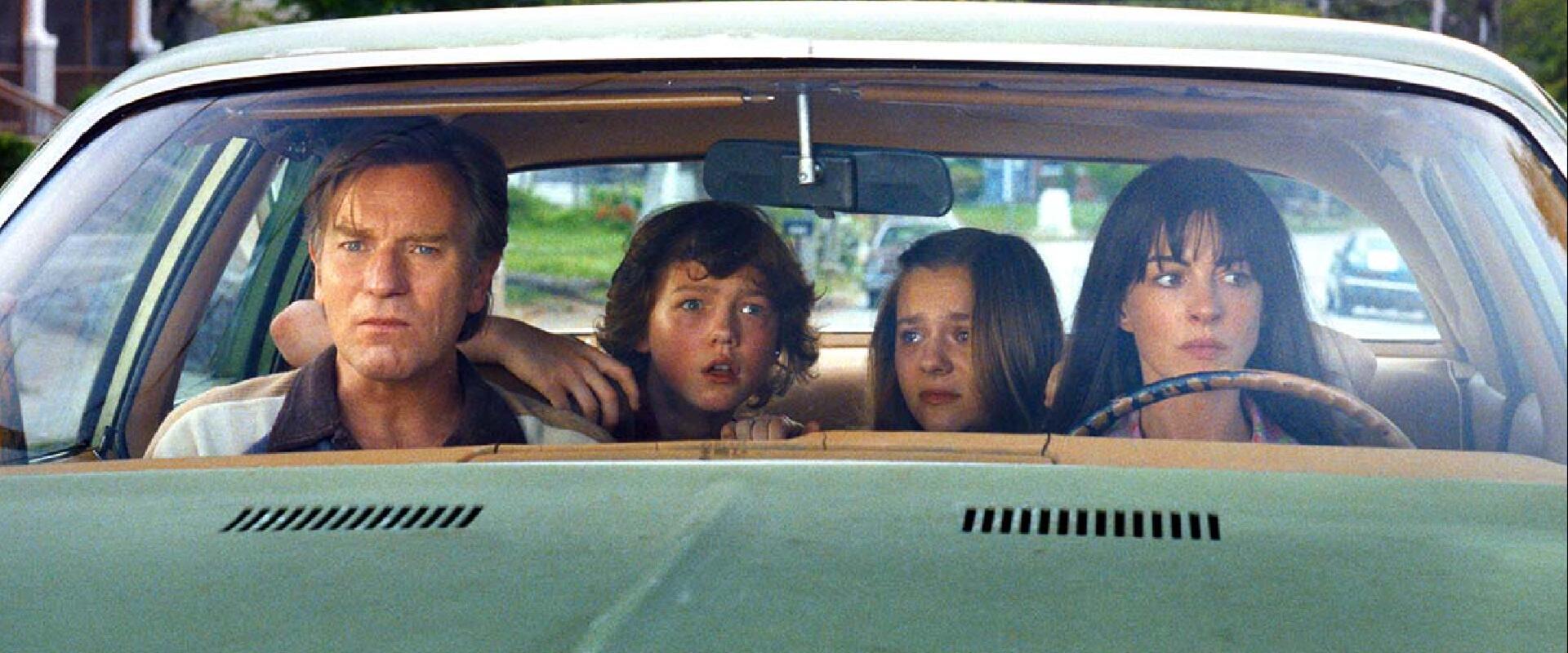 Anne Hathaway és Ewan McGregor dinók elől fut a The End of Oak Street előzetesében