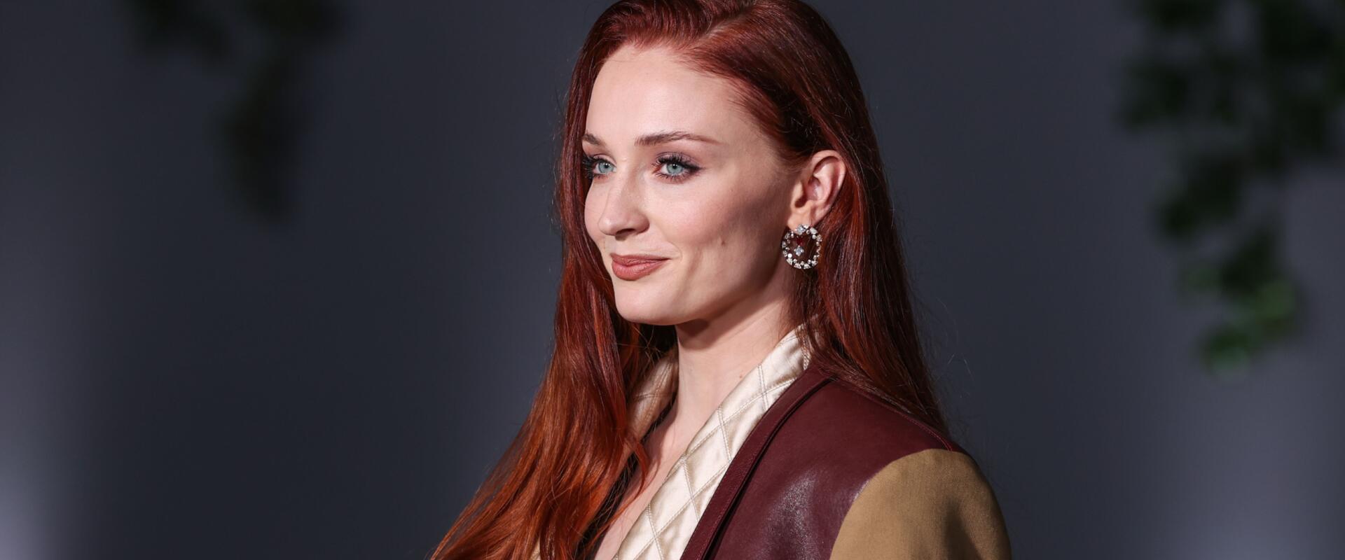 Sophie Turner sérülése miatt szünetel a Tomb Raider-sorozat forgatása