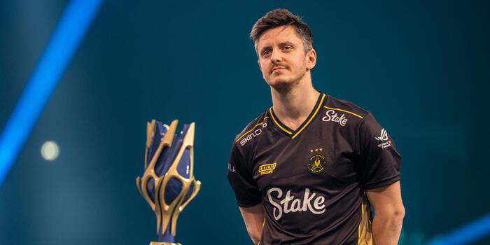 CS2 - C4-es bombát kapott ajándékba a Vitality irányítója, apEX