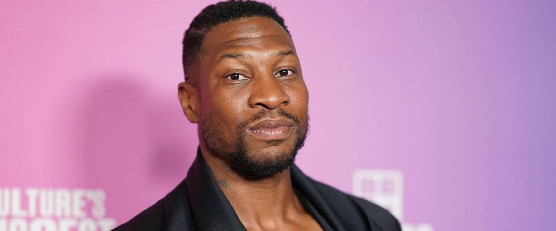 Kiszivárgott a videó, amin Jonathan Majors egy akciójelenet közben kiesik az ablakon