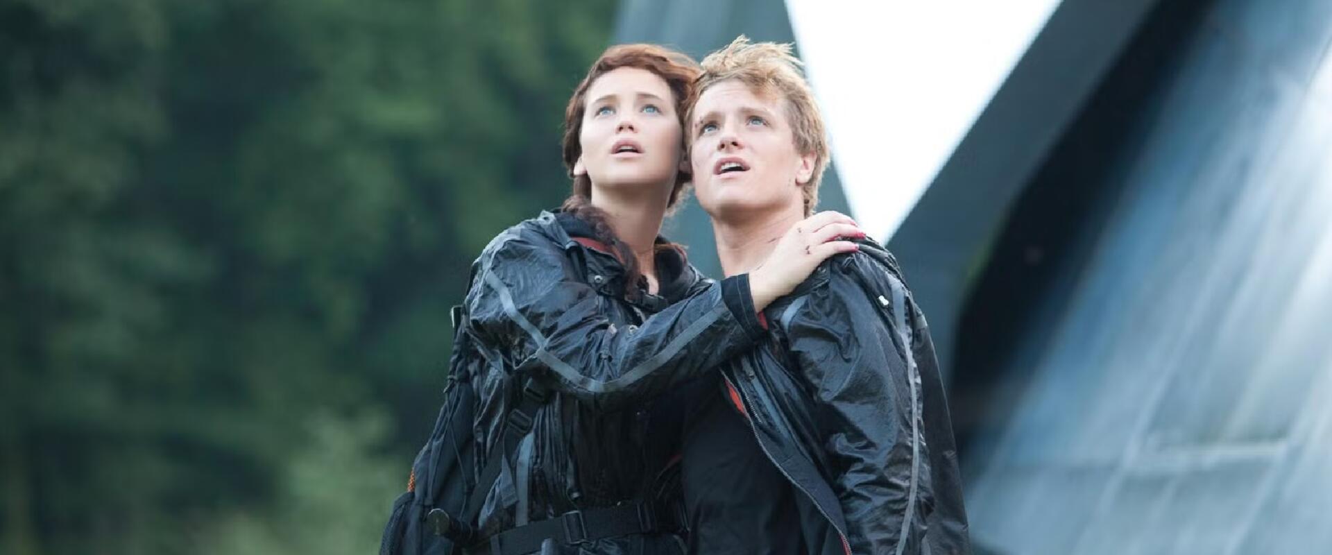 Josh Hutcherson a választást  ünneplő fiatalokkal fotózkodott Budapesten