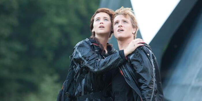 Film és Sorozat - Josh Hutcherson a választást  ünneplő fiatalokkal fotózkodott Budapesten