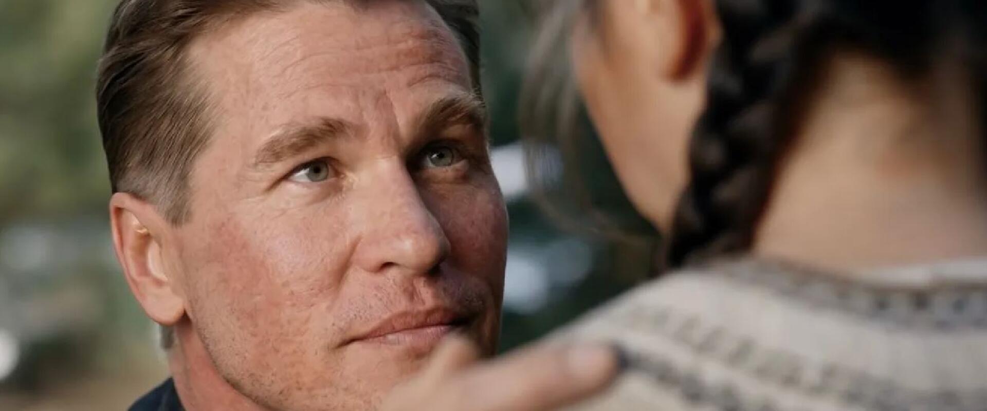 Mesterséges intelligenciával támasztották fel az elhunyt Val Kilmert, már előzetes is van