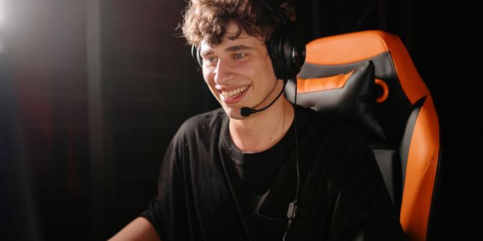 Üzlet - Facecam és önbizalom: miért fontos a mosoly a Twitchen? (x)