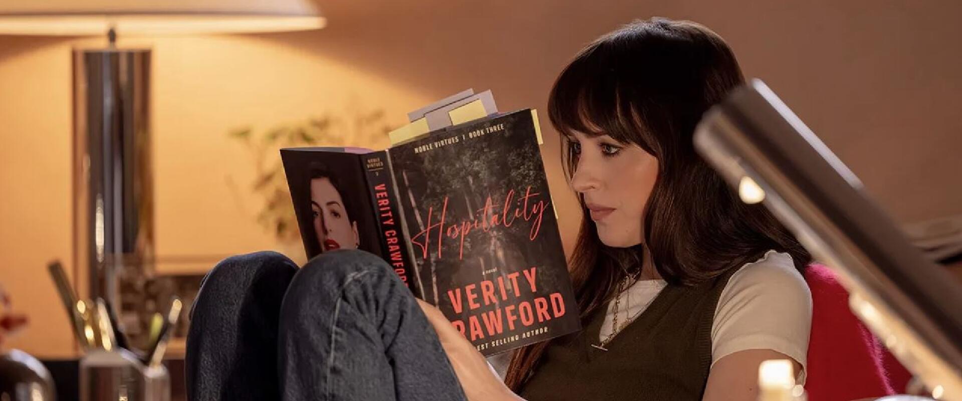 Dakota Johnson és Anne Hathaway pszichológiai párharca elég kemény perceket ígér