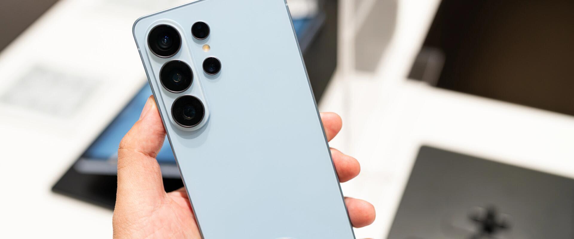 Nevében profi, méretében baráti lesz a Samsung Galaxy S27 Pro