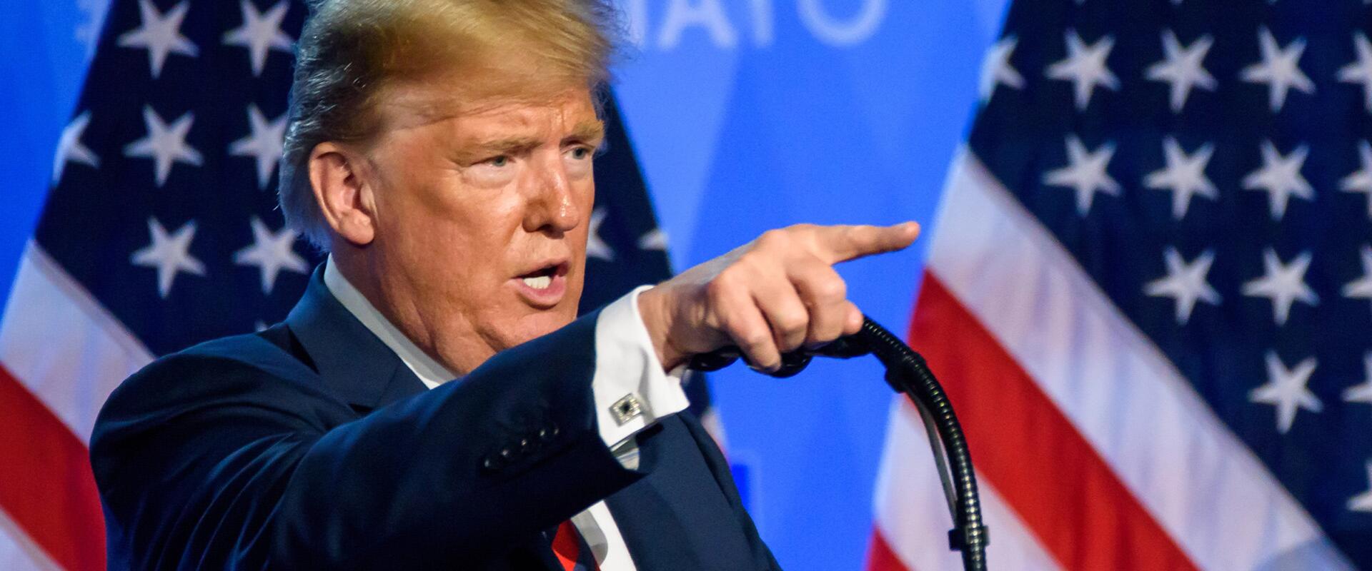Itt a Trump telefon, meg vele együtt a vásárlók összes személyes adata