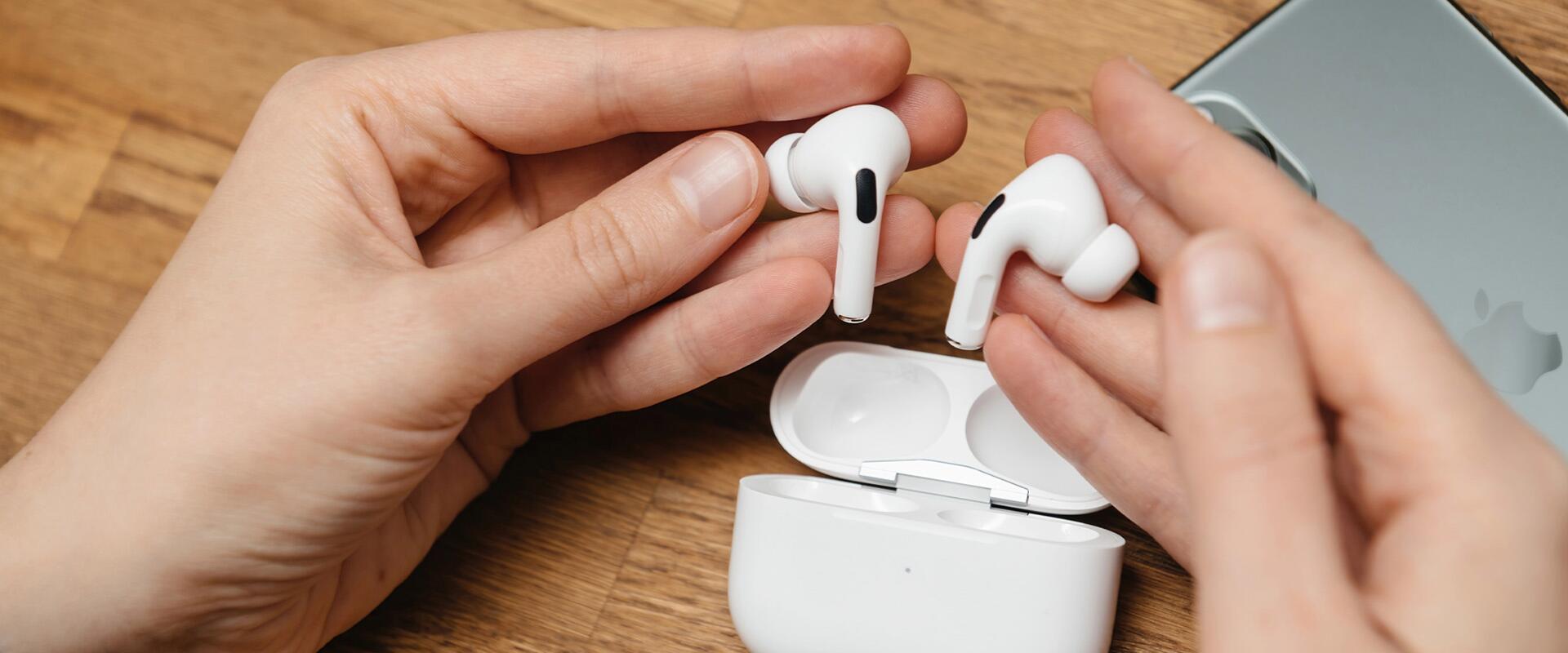 Jövőre már kamerázhat a fülünk, ha az Apple-n múlik