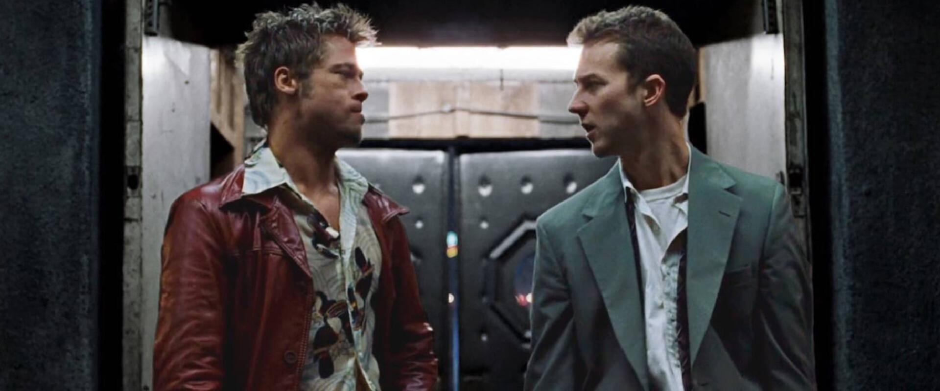 Apu ökölbe szorult keze újra találkozott: Brad Pitt és Edward Norton együtt a lelátón