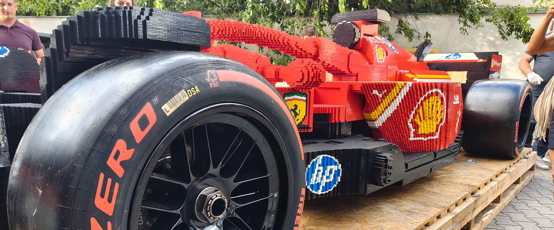 Budapestre érkezett az életnagyságú LEGO F1 Ferrari – Kicsomagoltuk!