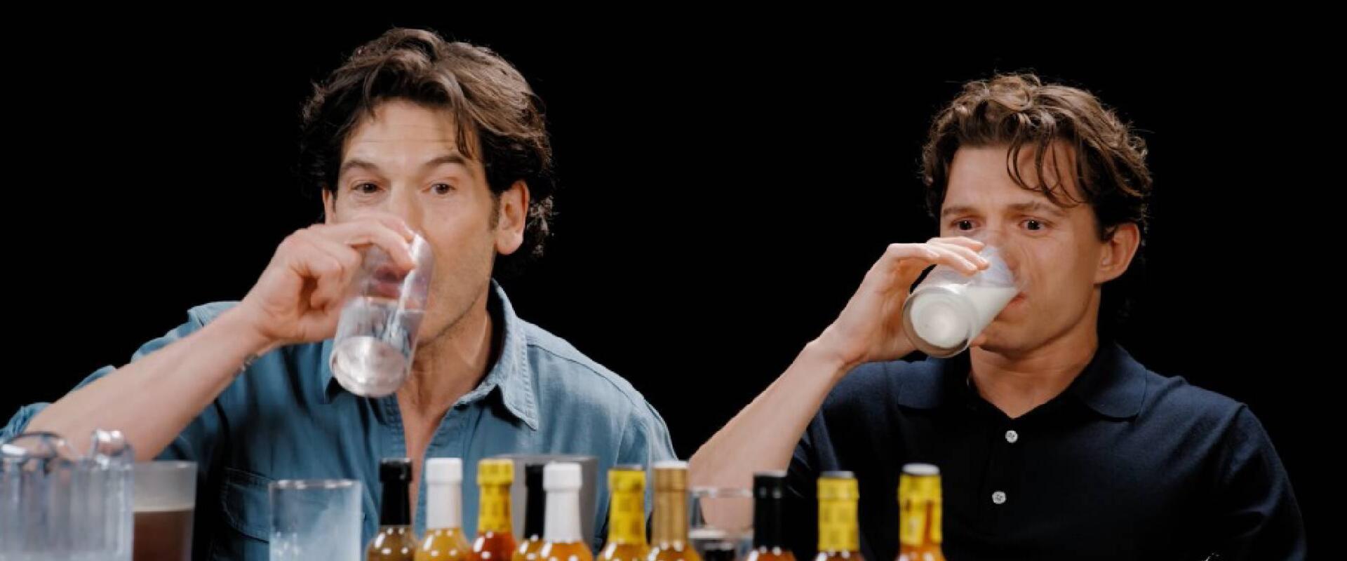 Tom Hollandot legyőzte a csípős szárny: történelmet írt a Hot Ones-ban