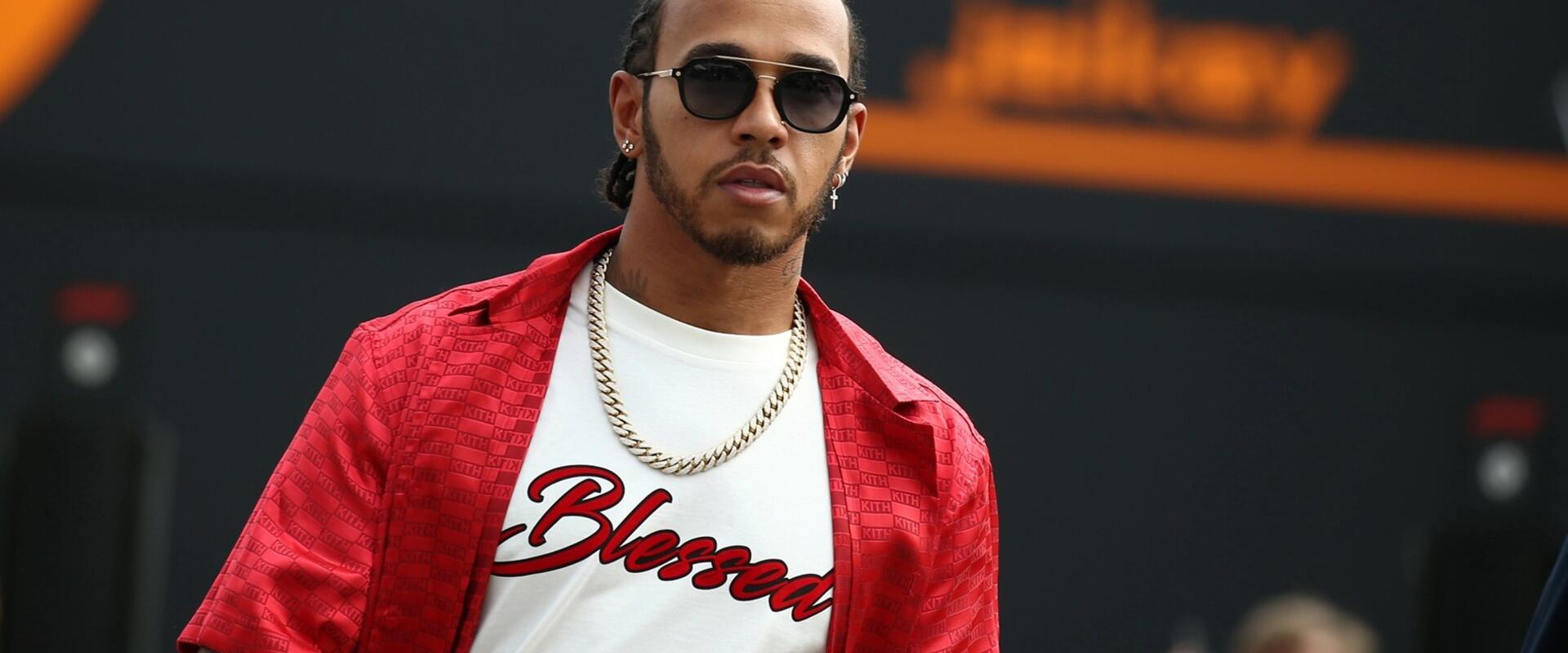Gyűjtögetős kártyákkal bizniszel Lewis Hamilton, meg is nyílt az első boltja