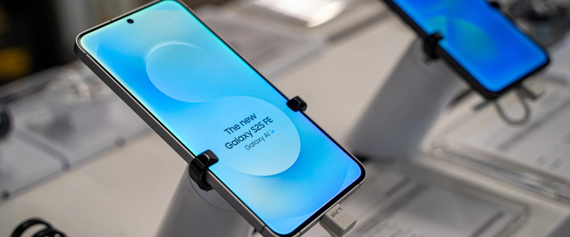 Szinte a kezünkben van, annyi mindent tudunk a Samsung Galaxy S26 FE-ről