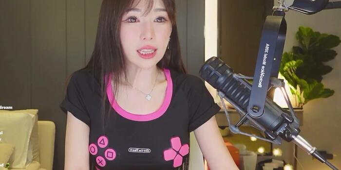 Gaming - Felejtsd el a DualSense-t, itt BoobSense – egy női streamer a melleivel Mariózott!