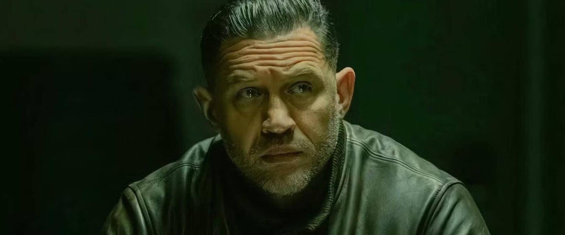 Tom Hardy rapper lett, és Bane hangján is odaszúrt pár sort