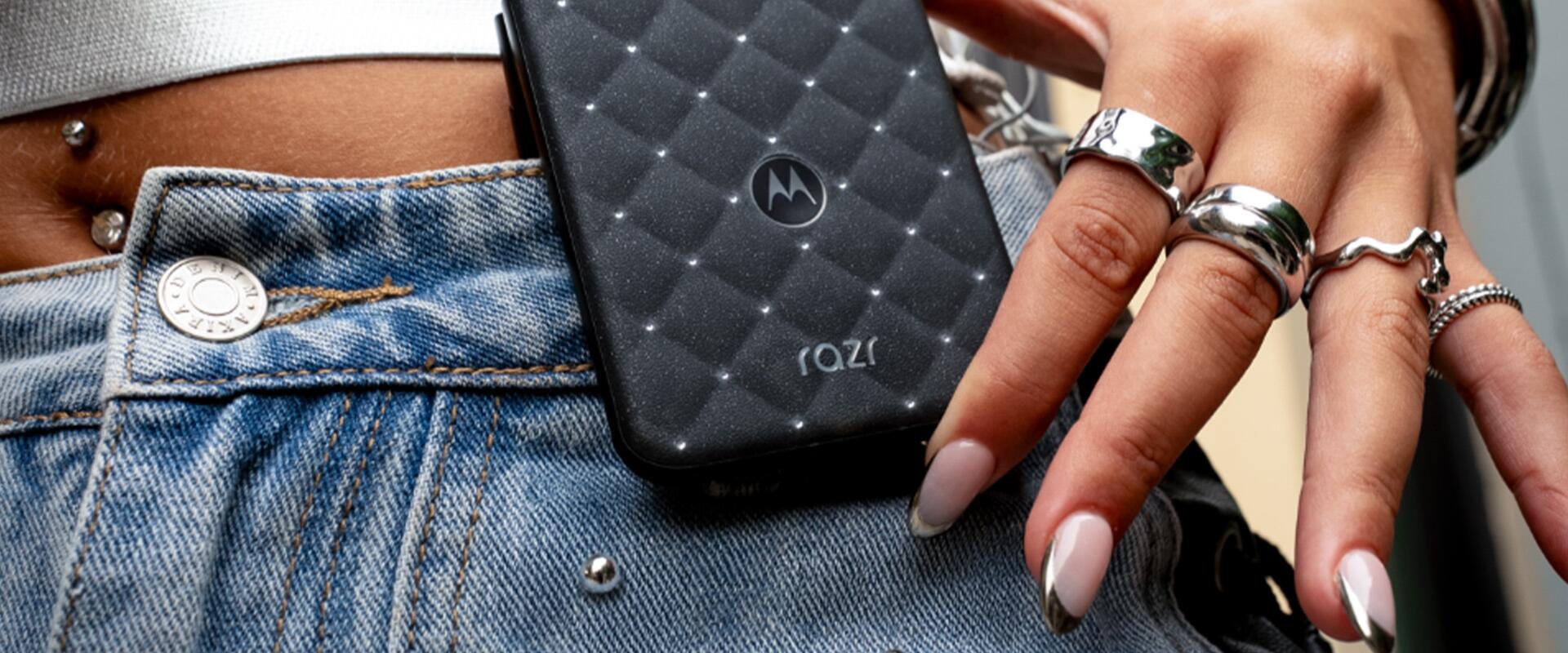 Swarovskival díszített feketébe öltözik a Motorola legújabb kagylótelefonja