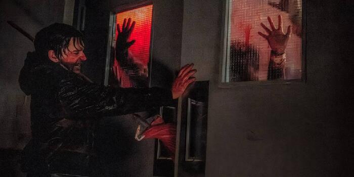 Film és Sorozat - Tüdőgyulladás és brutális fertőzés gyötörte az új Resident Evil rendezőjét a forgatás alatt