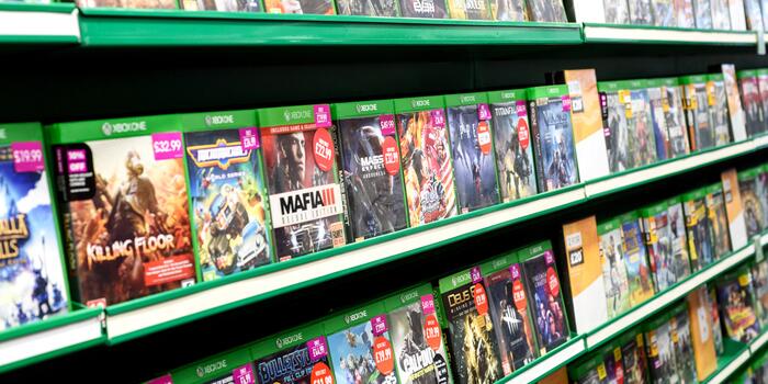 Fityiszt mutat a Sonynak a Microsoft – Nem mond le a lemezes játékokról az Xbox