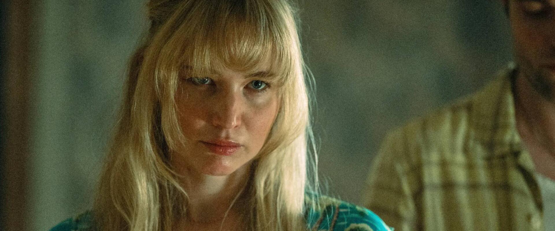 Jennifer Lawrence meztelen jelenetet forgatott, amikor illetéktelen stábtagokat vett észre