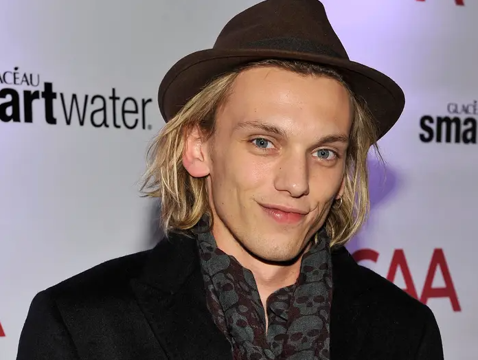 Az eredeti pilotban Jamie Campbell Bower alakította Ser Waymar Royce-ot, azonban egy másik sorozat miatt kikerült a képből