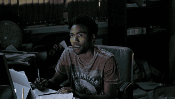 Még egy Ridley Scott baki. Donald Glover karaktere teljesen véletlenül botlott meg és esett el a Mentőexpedícióban, amikor kávéért indult: