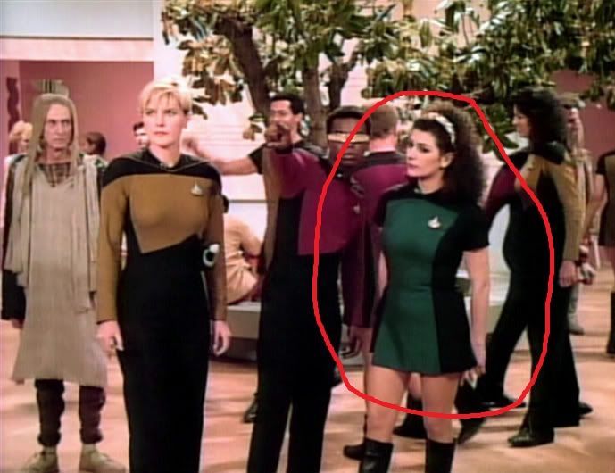 3. Deanna Troi furcsa ruhája - Star Trek: The Next Generation