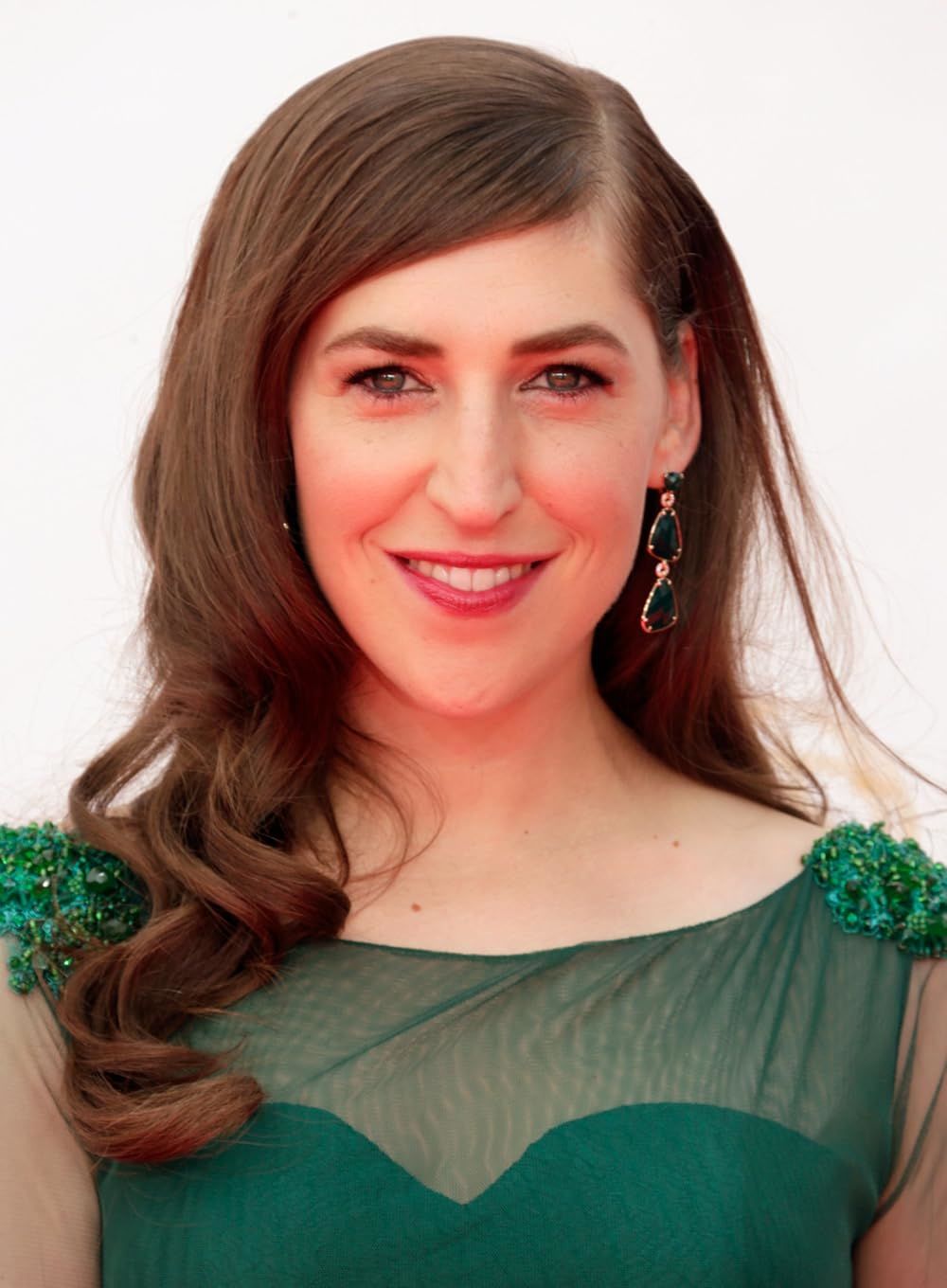 Mayim Bialik az Agymenők című sorozat Dr. Amy Farrah Fowlertjének mind a négy nagyszülője európai bevándorlóként telepedett le Amerikában, az egyikük magyar volt.