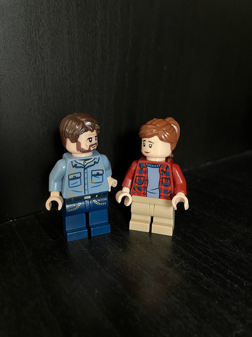 Joel és Ellie LEGO-figurája